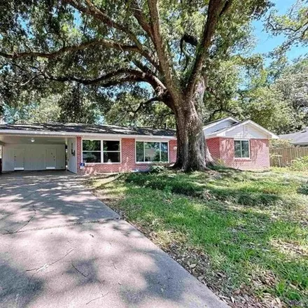 Rent this 3 bed house on 979 East Riveroaks Drive in Broadmoor Plaza, Baton Rouge