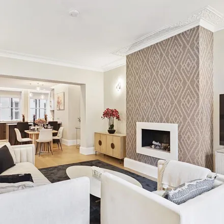 Rent this 5 bed apartment on 51 Drayton Gardens in London, SW10 9RF