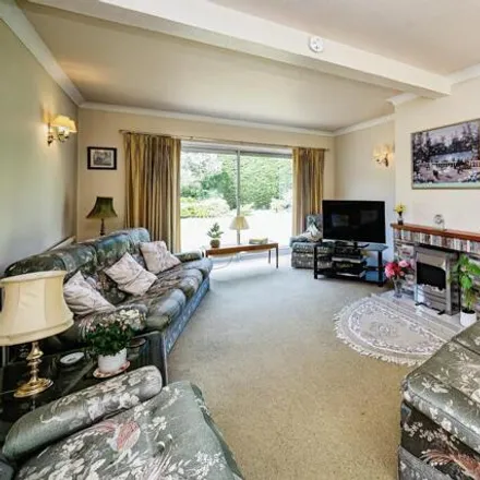 Image 2 - Cheveley Gardens, Burnham, SL1 8AX, United Kingdom - House for sale