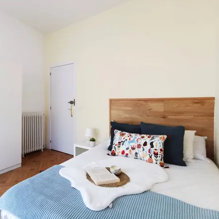 Rent this 9 bed room on Madrid in Bar Graffiti, Calle Yeseros