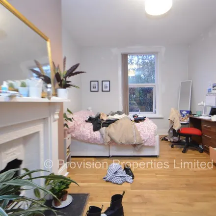 Image 4 - Ebberston Place, Leeds, LS6 1LE, United Kingdom - Townhouse for rent