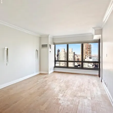 Image 2 - 530 East 76th Street, New York, NY 10021, USA - Condo for sale
