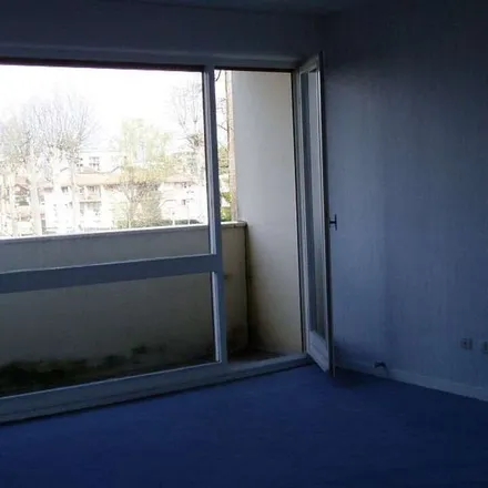 Rent this 2 bed apartment on Place de l'Église in 33400 Talence, France