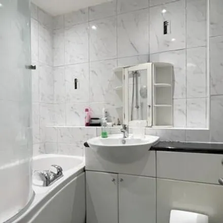 Image 7 - 73 Benhill Wood Road, London, SM1 3SW, United Kingdom - Apartment for sale