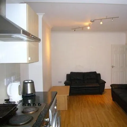 Image 2 - 1 Duncan Grove, London, W3 7NN, United Kingdom - Townhouse for rent
