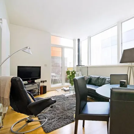 Rent this 1 bed apartment on 280 High Holborn in London, WC1V 6EA