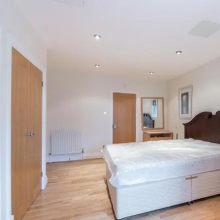 Image 3 - Warren House &amp; Atwood House, 185 Warwick Road, London, W8 6PL, United Kingdom - Room for rent