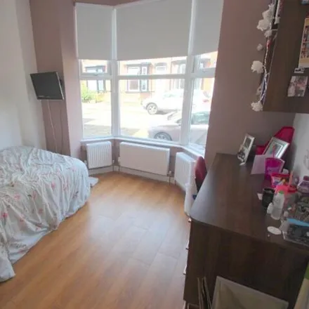 Rent this 6 bed townhouse on Back Ashville Grove in Leeds, LS6 1LX