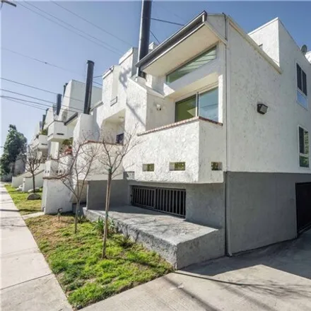 Image 2 - 4711 Colfax Avenue, Los Angeles, CA 91602, USA - Townhouse for sale