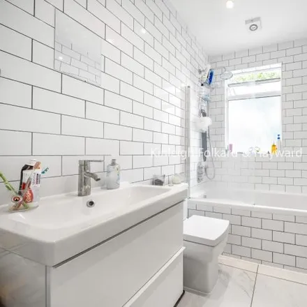 Image 5 - Gunton Road, London, SW17 9EL, United Kingdom - House for rent