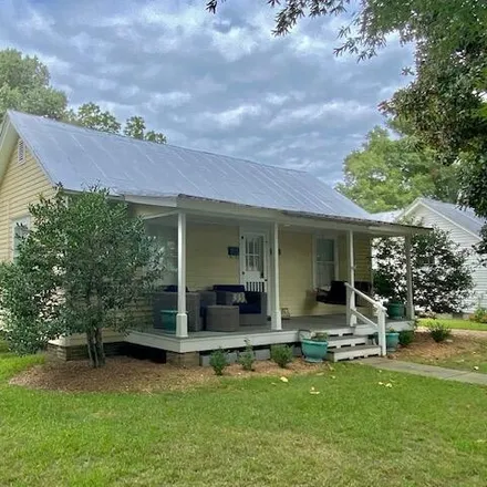 Buy this 2 bed house on 411 East Queen Street in Edenton, Chowan County