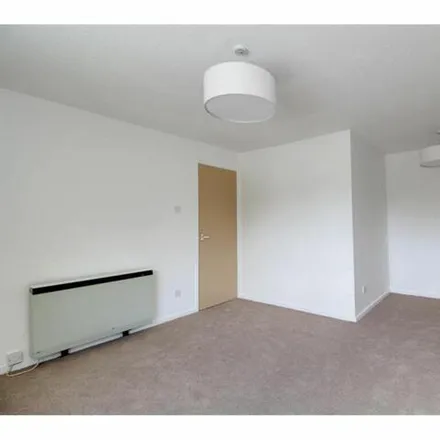 Image 2 - Warley Rise, West Berkshire, RG31 6FX, United Kingdom - Apartment for rent