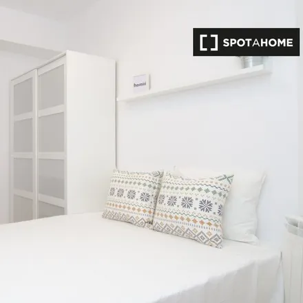 Rent this 6 bed room on Calle de Joaquín María López in 32, 28015 Madrid