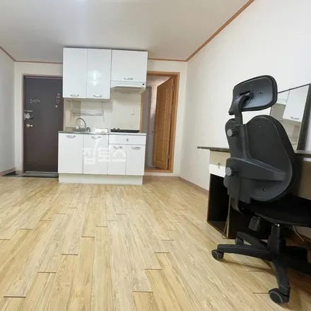 Rent this studio apartment on 서울특별시 관악구 봉천동 100-195