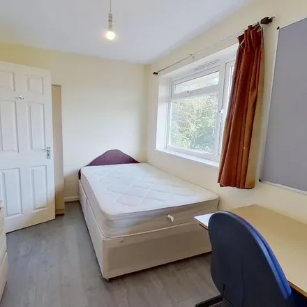 Rent this 1 bed room on 192 Guildford Park Avenue in Guildford, GU2 7NH