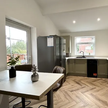 Rent this 6 bed room on 18 Welby Avenue in Nottingham, NG7 1QL