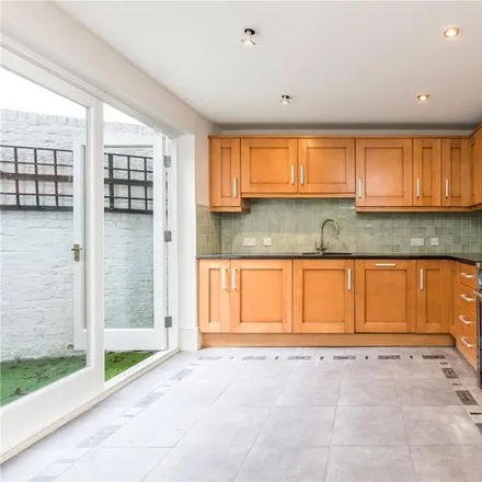 Rent this 4 bed duplex on Heathfield Gardens in Strand-on-the-Green, London