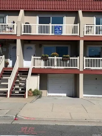 Rent this 3 bed townhouse on 225 East Broadway in City of Long Beach, NY 11561