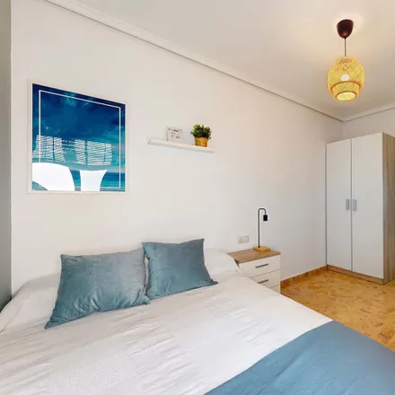Rent this 6 bed room on Avinguda de Peris i Valero in 93, 46006 Valencia
