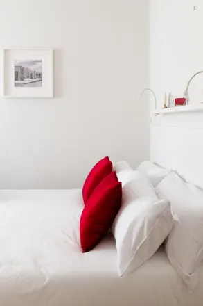Rent this 2 bed apartment on Madrid in Calle de Fernán González, 72
