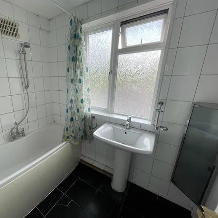 Image 4 - Westside, Watford Way, London, NW4 4XE, United Kingdom - Apartment for rent