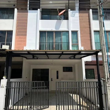 Rent this 3 bed townhouse on Levis factory outlet in Sukhumvit Road, Phra Khanong District