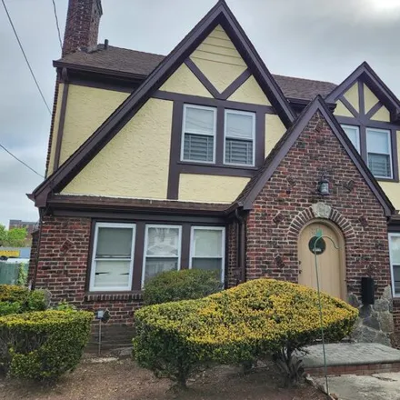 Rent this 6 bed house on 21 Nassau Place in Village of Hempstead, NY 11550
