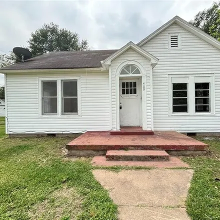 Rent this 3 bed house on 471 Merchant Street in El Campo, TX 77437