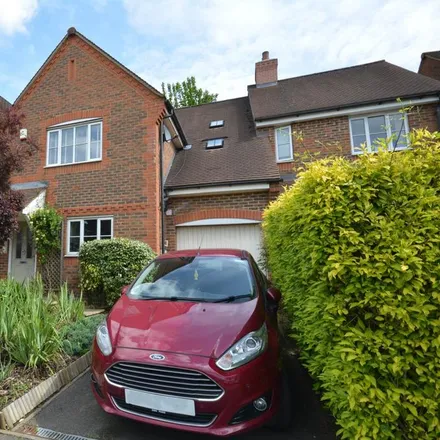 Rent this 3 bed townhouse on Forelands Way in Chesham, HP5 1QP