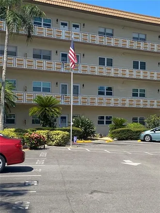 Buy this 1 bed condo on 8001 30th Avenue North in Saint Petersburg, FL 33710