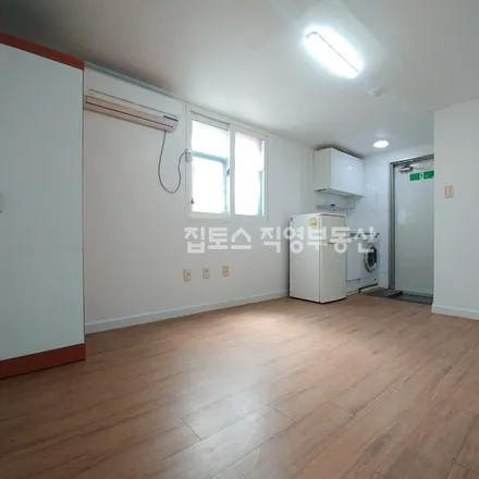 Rent this studio apartment on 서울특별시 관악구 봉천동 1607-4