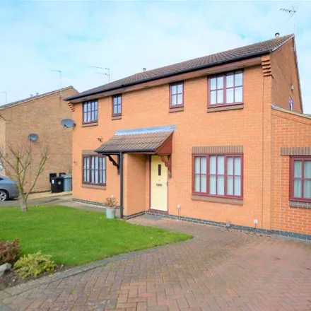 Rent this 4 bed duplex on Lion Lodge in Sunningdale, Manthorpe