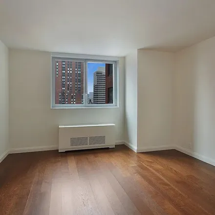 Rent this 4 bed apartment on Carnegie Park in East 94th Street, New York