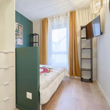 Rent this 3 bed room on 29 Rue Cérès in 51100 Reims, France