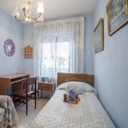 Rent this 2 bed room on Calle de Manuel de Falla in 28802 Alcalá de Henares, Spain