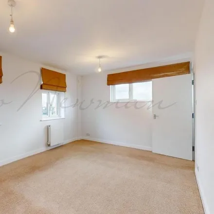 Rent this 3 bed apartment on Poundstretcher in Cherrydown Avenue, London