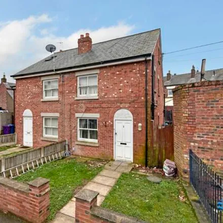 Buy this 3 bed townhouse on Arrow Car Repairs in Hill's Place, Liverpool