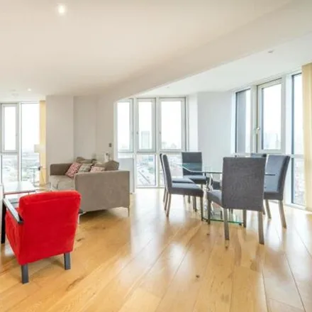 Rent this 3 bed apartment on Sky View Tower in 12 High Street, London