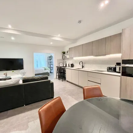 Rent this 3 bed apartment on 59 Brondesbury Road in London, NW6 6BX