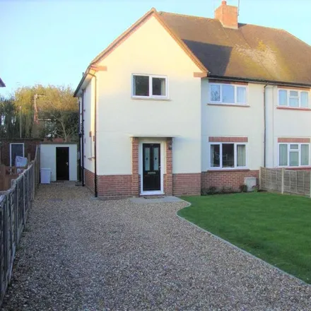 Rent this 4 bed duplex on Emmbrook Infant and Junior School in Commons Road, Wokingham