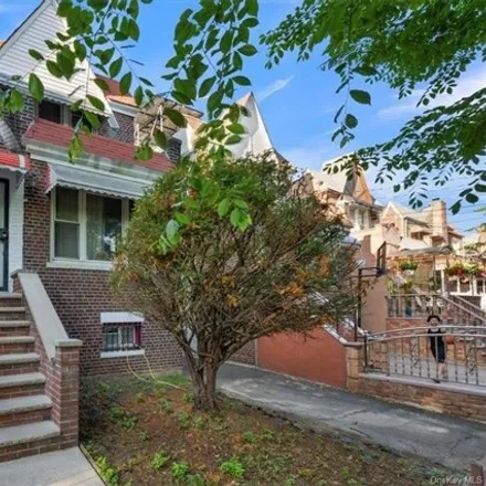 Buy this 4 bed house on 1013 E 227th St in New York, 10466