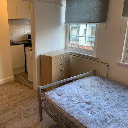 Rent this studio apartment on Goldren Curry in New Parade, London