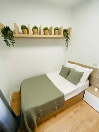 Rent this 7 bed room on Madrid in Floridea, Calle de Zurbano