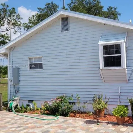 Image 2 - 740 Henscratch Rd, Lake Placid, Florida, 33852 - House for sale