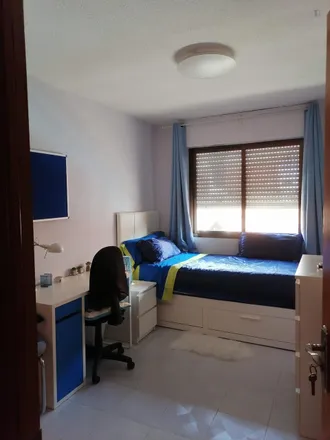 Rent this 4 bed room on Calle de Luis Rodríguez Ontiveros in 28100 Alcobendas, Spain