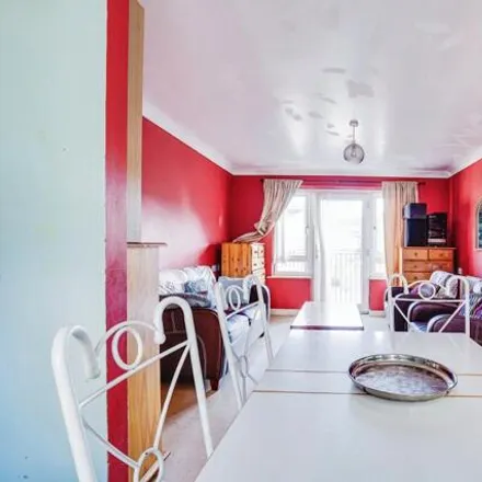 Image 5 - 3-33 Woodger Road, London, W12 8NW, United Kingdom - Apartment for sale