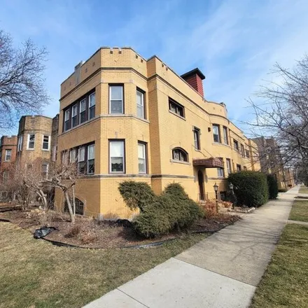 Rent this 3 bed condo on 6701 North Campbell Avenue in Chicago, IL 60645
