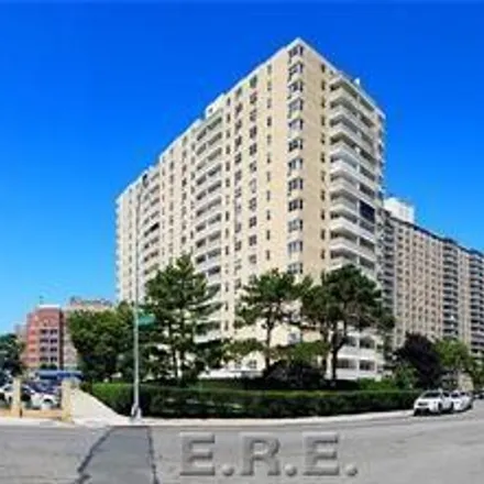 Image 5 - 35 Seacoast Terrace, New York, NY 11235, USA - Condo for sale