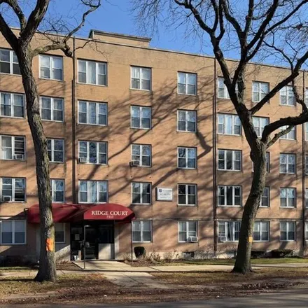 Rent this 1 bed apartment on 7333 North Ridge Boulevard in Chicago, IL 60645