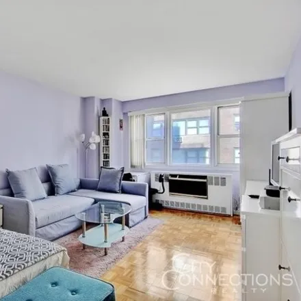 Image 2 - 245 East 35th Street, New York, NY 10016, USA - Apartment for sale